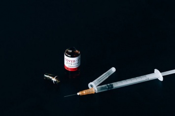 Кардиолог из США заявил о риске развития миокардита после вакцинации от COVID-19