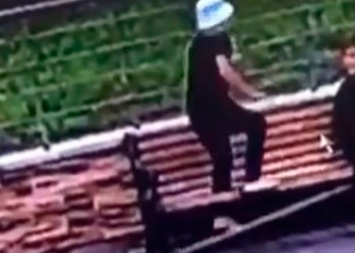 Соцсети: в Тынде юный скейтбордист повредил скамейку