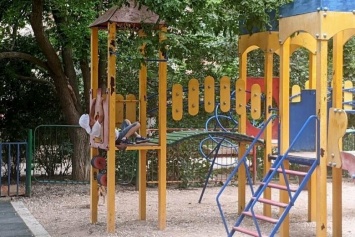 Травмирование 6-летнего мальчика на детской площадке: в Симферополе проходят проверки