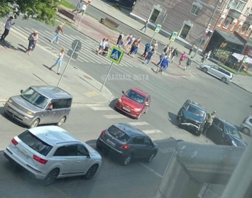 Две аварии с интервалом в несколько минут произошло возле ЦУМа в Барнауле