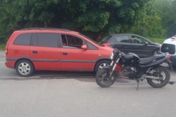 В Приморске школьник на мотоцикле врезался в «Опель» (фото)