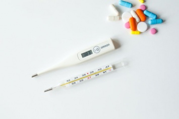 Мурашко посоветовал вызвать врача при повышенной температуре тела дольше 36 часов после прививки от COVID-19