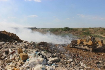 В Крыму продолжаются работы на мусорном полигоне, где произошел крупный пожар, - ФОТО