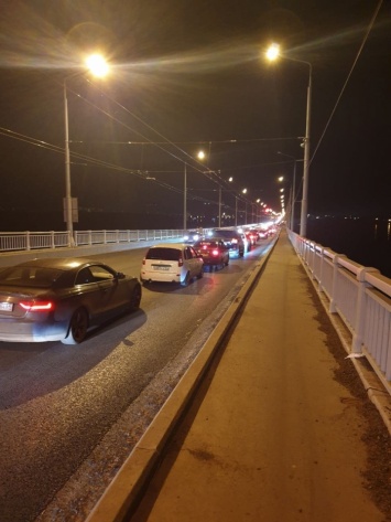 "Опять коллапс". Ремонт на мосту Саратов-Энгельс блокировал ночное движение