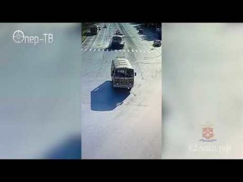 Момент столкновения легковушки и маршрутки в Кемерове попал на видео