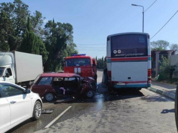 ВАЗ столкнулся с автобусом: утром на крымской трассе произошло смертельное ДТП, - ФОТО