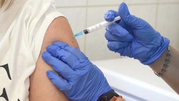 Меньше 1% саратовцев заболевает ковидом после прививки