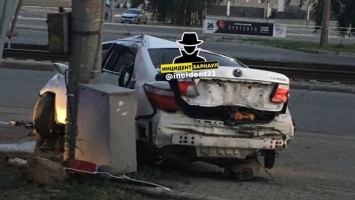 В Барнауле Lexus въехал в столб и дорожные знаки