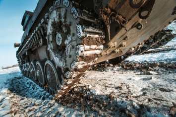 Украинские военные "по ошибке" обстреляли село из танка