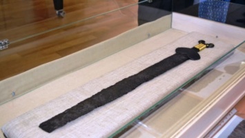 Скифский меч, пролежавший в земле около 2,5 тысяч лет, вернулся в Алтайский край после реставрации
