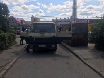 В Калининграде водитель грузовика при движении задним ходом сбил женщину