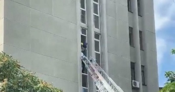 Мужчина чуть не выпал из окна здания минсельхоза в Краснодаре