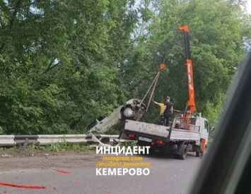 Легковушка перелетела отбойник в Кемерове