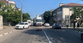 Пьяный мужчина на электросамокате не уступил дорогу и попал под колеса иномарки в Новороссийске