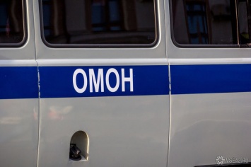 Бойцы ОМОНа оцепили закрытый рынок в Ростовской области