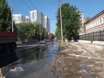Улицу Чернышевского затопило коммунальными водами
