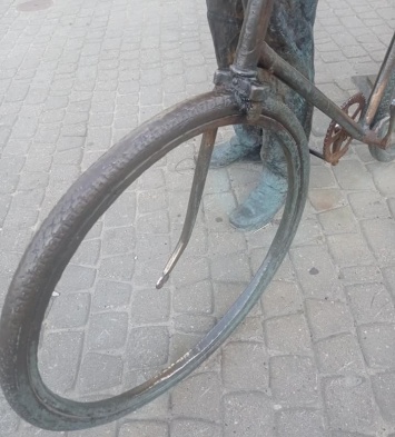 В Калуге у Циолковского вандалы вновь обокрали велосипед