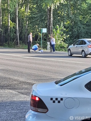 Автомобиль сбил ребенка на улице в Кемерове
