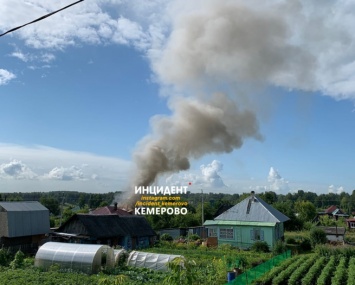 Четыре автоцистерны приехали тушить пожар в кемеровский поселок
