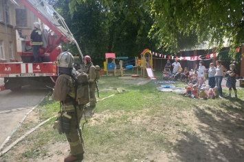 Пожарные "эвакуировали" 42 малышей из саратовского Дома ребенка