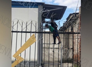 Соцсети: несколько подростков залезли на крышу трансформаторной будки в Кузбассе