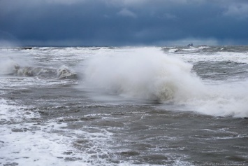 МЧС: из-за сильного ветра и высоких волн купание в море сегодня запрещено