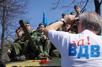 Новосибирские власти отправили десантников отмечать День ВДВ онлайн