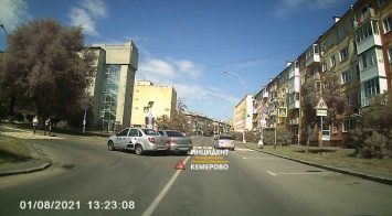 Машины "сцепились" при попытке поворота на дороге в Кемерове