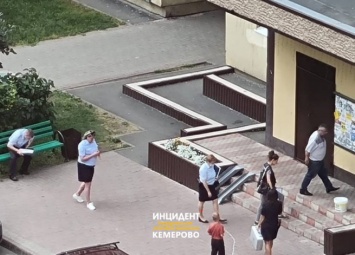 Кемеровчане сообщили о кровавом происшествии с девушками в подъезде многоэтажки