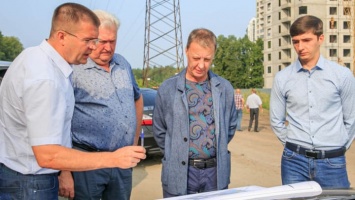 Глава Барнаула Вячеслав Франк посетил стройку жилого комплекса в нагорной части города