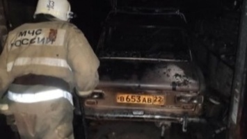 Три автомобиля и мотоцикл: что еще загорелось при пожаре в Рубцовске