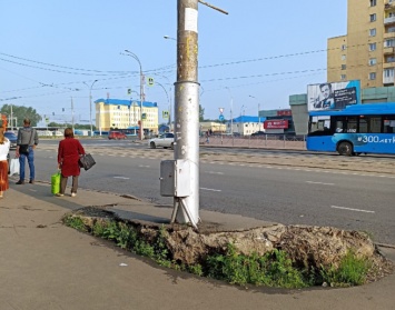 Асфальт оторвался от земли на остановке в центре Кемерова