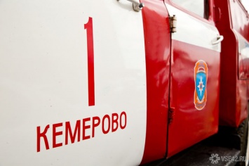 Несколько автоцистерн тушили пожар в деревне под Кемеровом
