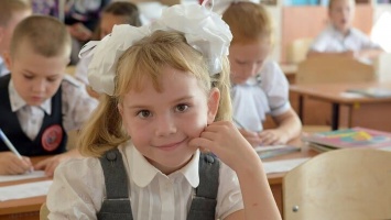 Почти 15 тысяч рублей потратят барнаульцы на сборы ребенка в школу