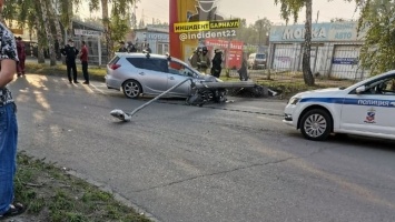 В Барнауле Toyota сбила опору уличного освещения
