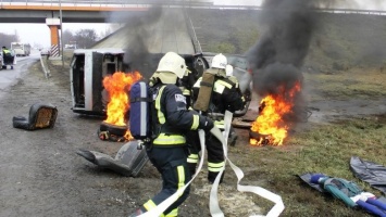 На трассе под Белгородом спасли людей из охваченной пламенем машины
