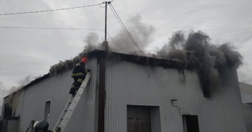 В Екатеринбурге полностью потушен пожар на лакокрасочном заводе