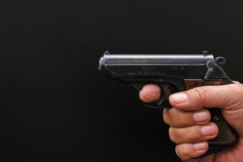Двое посетителей новокузнецкого бара угрожали работникам пневматическим пистолетом