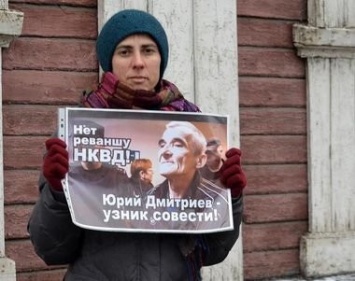 После очередного продления ареста историку Юрию Дмитриеву в Петрозаводске прошли одиночные пикеты