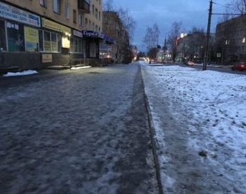 "У нас весь город - бесплатный каток!" Петрозаводчане жалуются на гололед и опасные люки