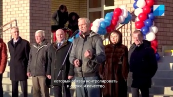 Депутат Госдумы подарил провинциальным чиновникам вазелин на открытии школы