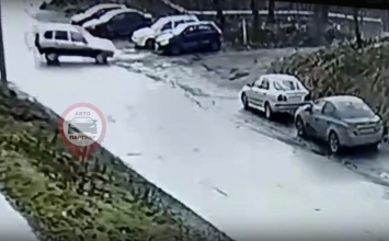 В Кохме на видео водитель Нивы устроил аварию на видео и сбежал