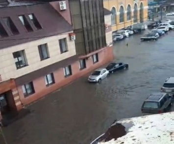 Ливневки не спасли старый центр Барнаула от «всепоглощающего» потопа после мощного дождя