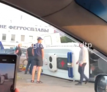 Два человека пострадали в перевернувшейся в Новокузнецке машине скорой помощи