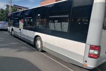 На Черняховского водитель рейсового автобуса резко затормозил, пострадала женщина