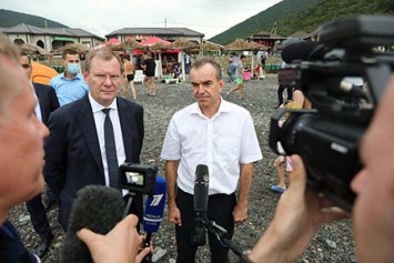 Губернатор Кубани и директор КТК облетели акваторию Черного моря, где произошел выброс нефти