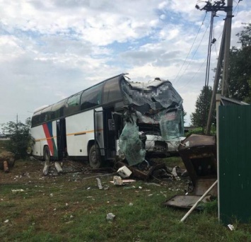 В Адыгее автобус с пассажирами после столкновения с иномаркой врезался в трансформатор