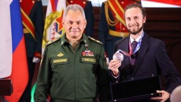 Сергей Шойгу наградил алтайского стрелка Сергея Каменского медалью