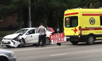 Такси и полицейская машина столкнулись на кемеровской улице