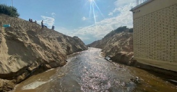 В Анапе прорыли канал в море для отвода воды с Пионерского проспекта
